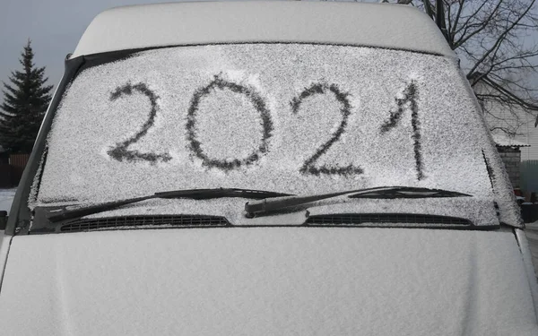 2021 Szczęśliwego Nowego Roku Wycieraczki Szyb Pokryty Śniegiem Samochód Lub — Zdjęcie stockowe