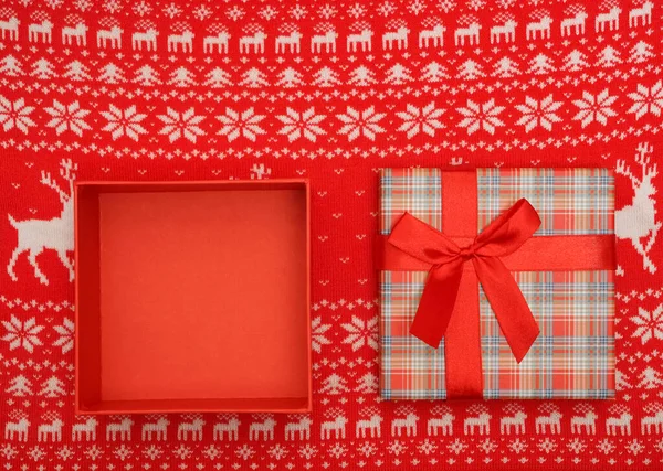 Открытая Пустая Подарочная Коробка Лежит Красном Трикотаже Белым Узором Олень — стоковое фото