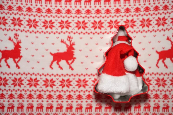 Chapéu Papai Noel Vermelho Encontra Dentro Forma Árvore Natal Fundo — Fotografia de Stock