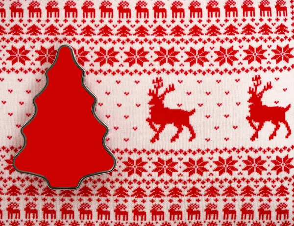 Rote Geschenkschachtel Form Eines Weihnachtsbaums Weißer Strickhintergrund — Stockfoto