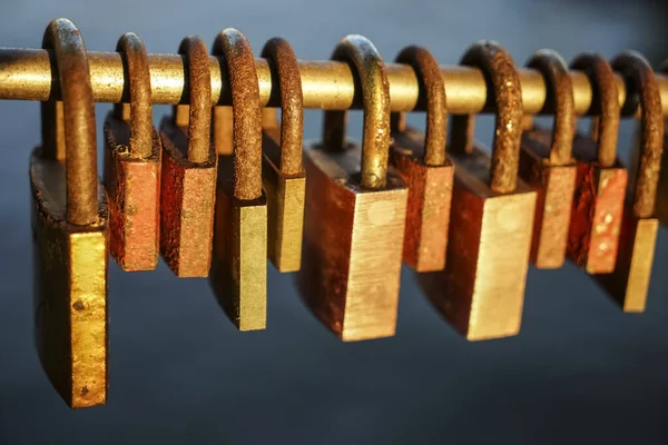 Viele Alte Und Rostige Schlösser Hängen Einem Geländer Einer Brücke — Stockfoto