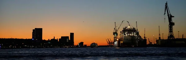 항구에는 두루미가 하늘이 울긋불긋 바다에는 유모차가 있습니다 함부르크 — 스톡 사진