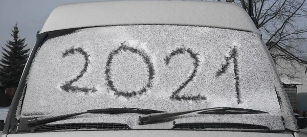 2021年あけましておめでとうございます 窓のワイパーや雪に覆われた車やバス 冬のシーズン 正面図 — ストック写真