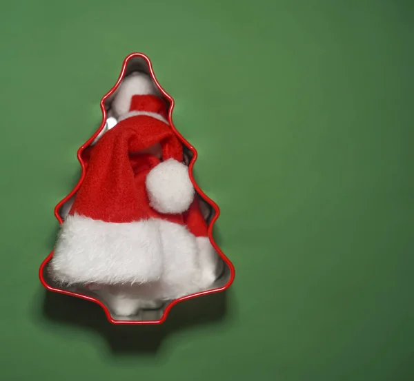 Sombrero Santa Rojo Dentro Forma Árbol Navidad Fondo Papel Verde — Foto de Stock