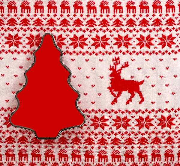 Красная Подарочная Коробка Виде Рождественской Елки Белый Вязаный Фон — стоковое фото