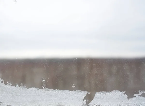Παγωμένο Παράθυρο Χιόνι Την Ημέρα Του Χειμώνα — Φωτογραφία Αρχείου