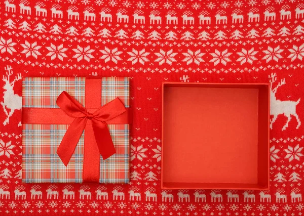 Boîte Cadeau Vide Ouverte Reposent Sur Matériau Tricoté Rouge Avec — Photo