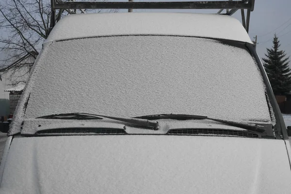 窓のワイパーや雪に覆われた車やバス 冬のシーズン 正面図 — ストック写真
