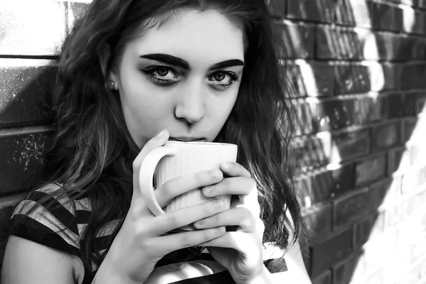 Fröhliche Frau Auf Der Straße Trinkt Morgenkaffee Sonnenlicht Portrait Eines — Stockfoto