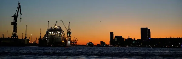 항구에는 두루미가 하늘이 울긋불긋 바다에는 유모차가 있습니다 함부르크 — 스톡 사진