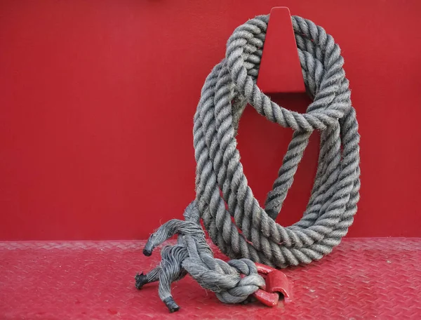 ボートの金属デッキできれいにコイルロープ — ストック写真