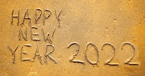 在海滩上度过了快乐的新年 新年的概念 日出时在沙滩上书写 顶部视图 — 图库照片