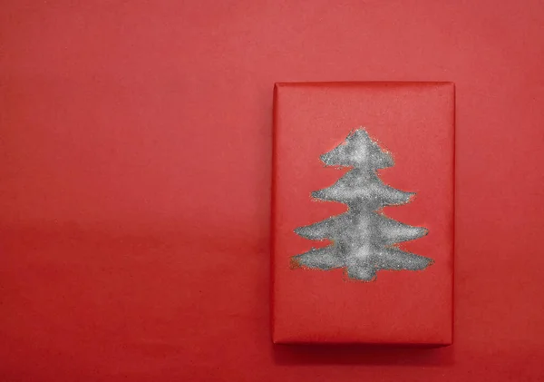 크리스마스 상자는 수공예 종이에 있습니다 크리스마스 트리는 반짝이로 만들어 비문을 — 스톡 사진