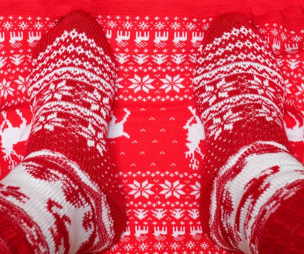 Κόκκινες Χριστουγεννιάτικες Κάλτσες Στα Αρσενικά Πόδια Στην Κορυφή 2021 Ευτυχισμένο — Φωτογραφία Αρχείου