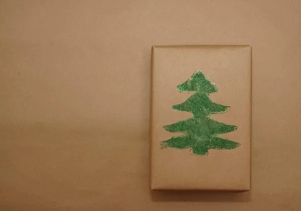 Caja Regalo Navidad Envuelta Papel Artesanal Árbol Navidad Hecho Purpurina — Foto de Stock