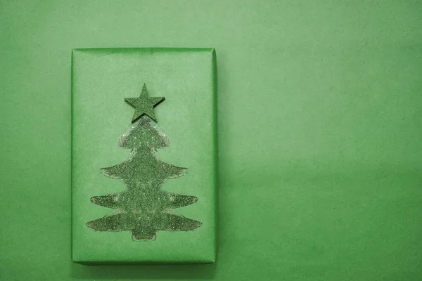 크리스마스 상자는 수공예 종이에 있습니다 스타와 크리스마스 트리는 반짝이로 만들어 — 스톡 사진