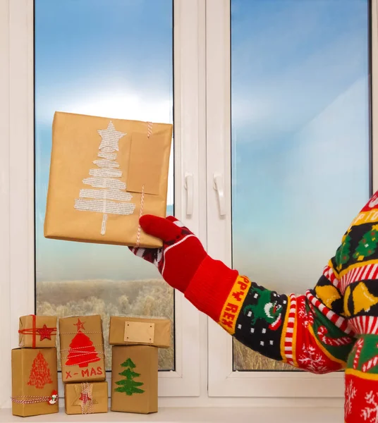 Portret Van Een Glimlachende Vrouw Met Een Geschenkdoos Hand Die — Stockfoto