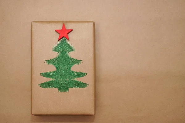 Karácsonyi Ajándékdoboz Kézműves Papírba Csomagolva Csillámból Készült Csillag Karácsonyfa Üres — Stock Fotó