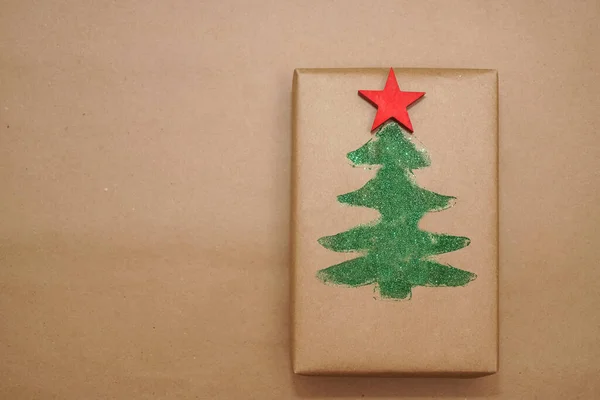 Caixa Presente Natal Embrulhada Papel Artesanal Estrela Árvore Natal Feita — Fotografia de Stock