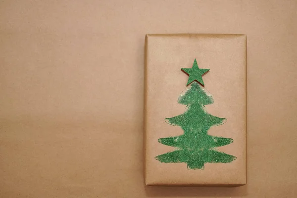 크리스마스 상자는 수공예 종이에 있습니다 스타와 크리스마스 트리는 반짝이로 만들어 — 스톡 사진