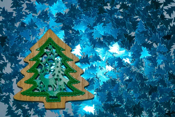 Zeichen Eines Hölzernen Weihnachtsbaums Auf Konfetti Hintergrund Leerer Kopierraum Für — Stockfoto