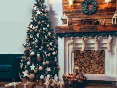 İç mimari stili. Kanepe ve Noel ağacının iç dekorasyonu, modern ve rahat. Mutlu yıllar ve mutlu noeller. Noel ağacı, kanepe ve şöminesi olan bir tasarım odası.. 