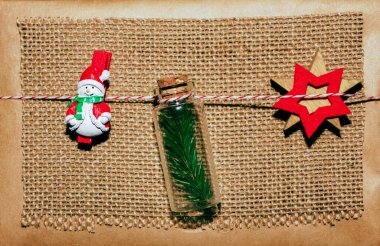 Noel zamanı: çam dalları, hediye kutusu, ahşap yıldız ve ahşap masa zemininde mandallar. Mesaj için yer var. Üst Manzara. Düz yatıyordu. 2021 mutlu yıllar.