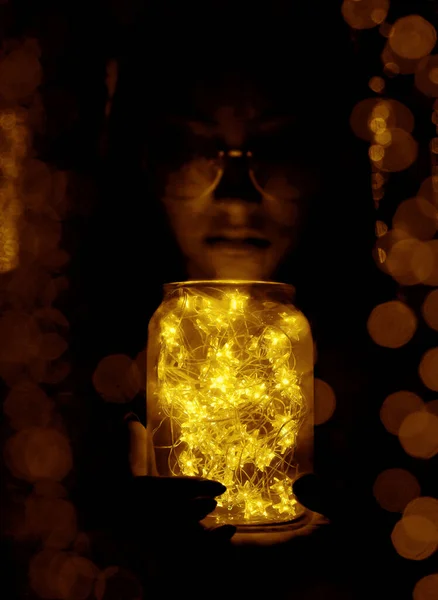 Frau Hält Lichterkette Einem Glas Den Händen — Stockfoto