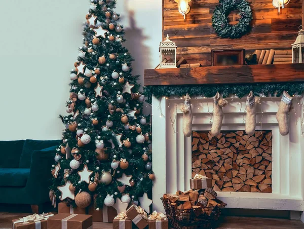 Interior Eco Style Decorated Interior Sofá Árbol Navidad Moderno Acogedor — Foto de Stock