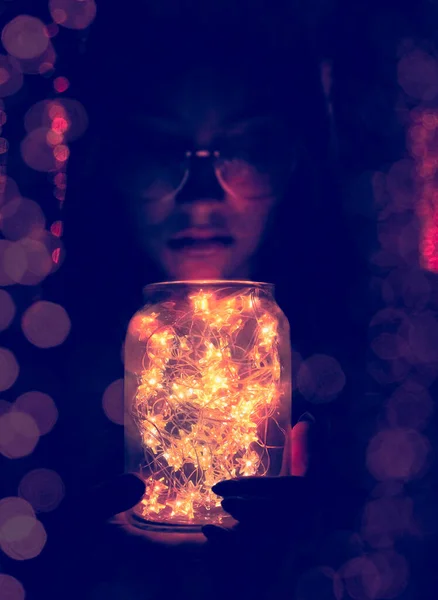 Frau Hält Lichterkette Einem Glas Den Händen — Stockfoto