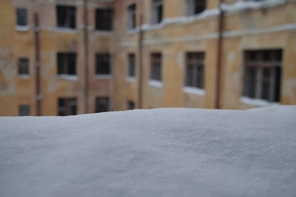 Vieille Fenêtre Résidentielle Avec Paysage Enneigé Snowdrift Sur Fenêtre Résumé — Photo