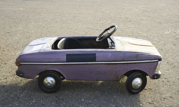Sowjetisches Spielzeugauto Violett Steht Auf Asphaltstraße — Stockfoto
