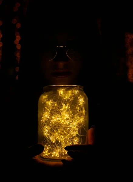 Vrouw Handen Vakantie Led Licht Slinger Een Glas — Stockfoto