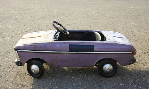 Carro Brinquedo Soviético Violeta Estrada Asfalto — Fotografia de Stock