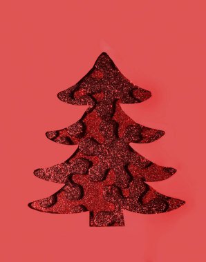 Kırmızı kar tanelerinden yapılmış kırmızı Noel ağacının sembolü..