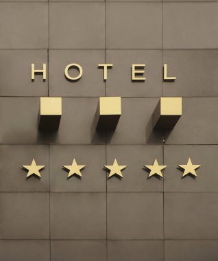 Beş yıldızlı bir otelin altın tahtası ya da tabelası. 5 yıldızlı otel tabelası. Yıldız deklarasyonlu bir otel tabelası olan bir binanın duvarı.