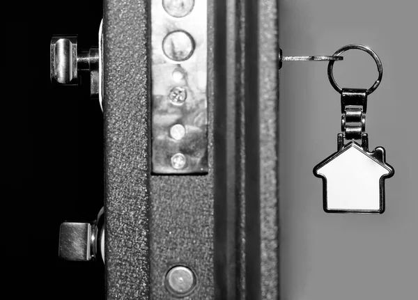Ключ Металлической Безделушкой Замке Дверь Наполовину Открыта Размытое Прошлое Недвижимость — стоковое фото