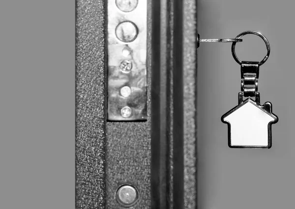 Κλειδί Μεταλλικό Μπιχλιμπίδι Στην Κλειδαριά Πόρτα Είναι Μισάνοιχτη Θολή Ιστορία — Φωτογραφία Αρχείου