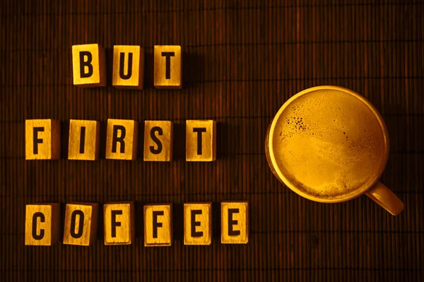 Ansicht Der Kaffeetasse Auf Bambushintergrund Mit Aber Zuerst Kaffee Worten — Stockfoto