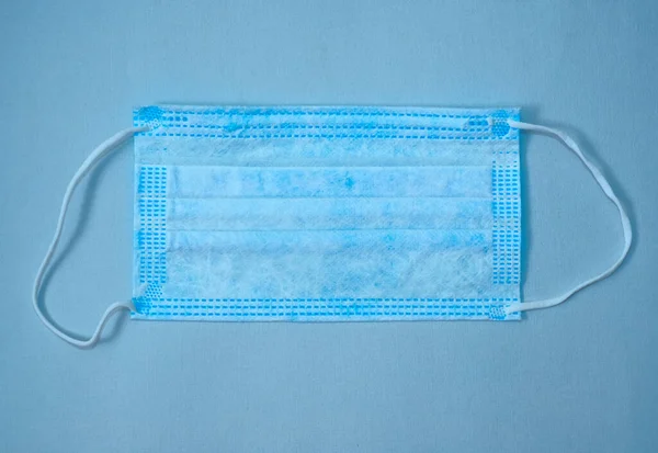 Jedna Niebieska Maska Medyczna Izolowana Białym Papierze Tekstury — Zdjęcie stockowe