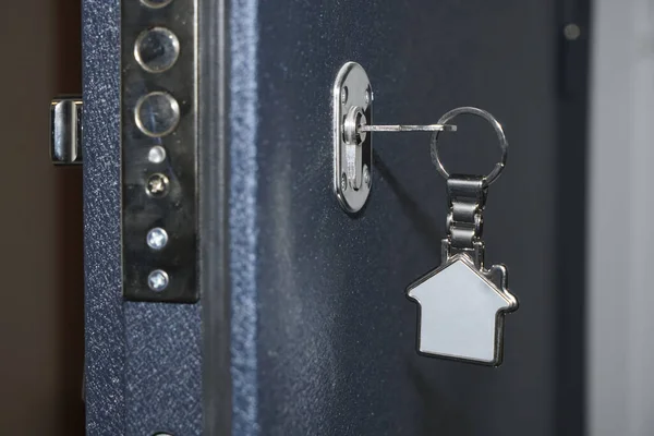 Chave Com Bugiganga Metal Fechadura Porta Porta Está Meio Aberta — Fotografia de Stock