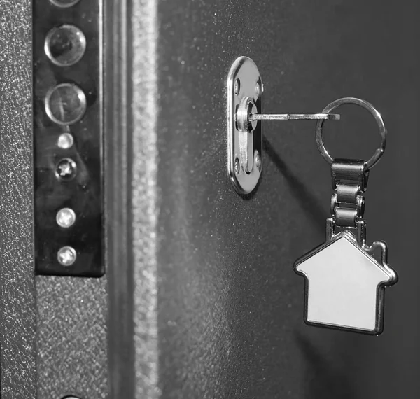 Chave Com Bugiganga Metal Fechadura Porta Porta Está Meio Aberta — Fotografia de Stock