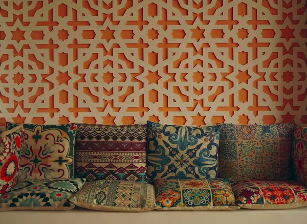 Bantal Asia Berwarna Warni Sofa Dekat Dinding Dengan Pola Gaya — Stok Foto