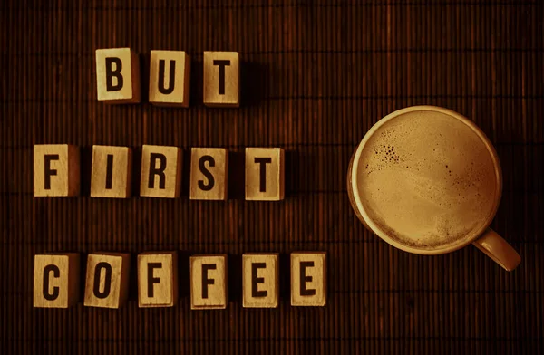 Ansicht Der Kaffeetasse Auf Bambushintergrund Mit Aber Zuerst Kaffee Worten — Stockfoto