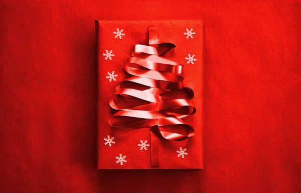 Jedna Dárková Krabice Zdobená Stříbrnou Stuhou Podobě Vánočního Stromku Řemeslné — Stock fotografie