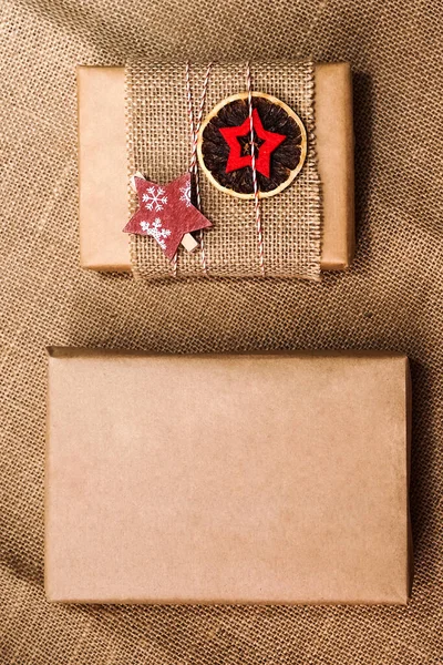 Kreatywne Hobby Robienie Nowoczesnych Prezentów Świątecznych Pudełka Papierze Rzemieślniczym Wstążka — Zdjęcie stockowe