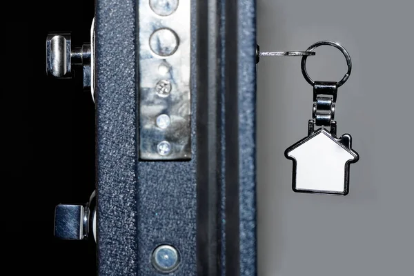 Chave Com Bugiganga Metal Fechadura Porta Porta Está Meio Aberta — Fotografia de Stock