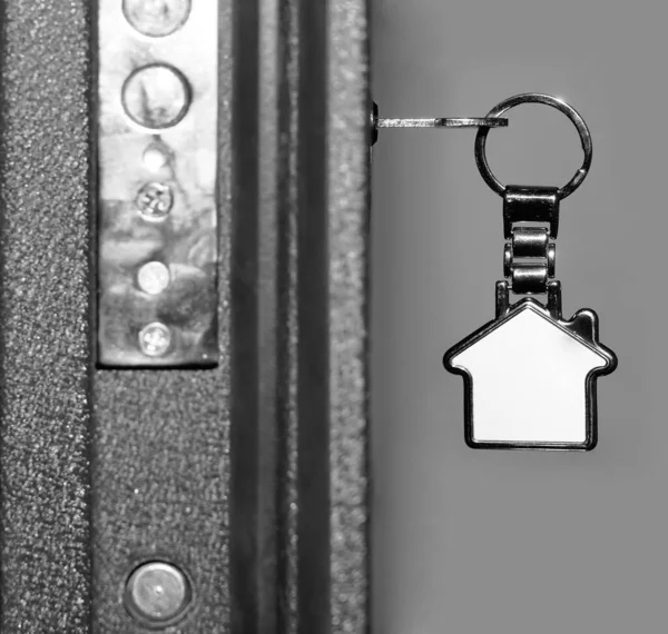 Key Metal Trinket Door Lock Door Half Open Blurred Background — 스톡 사진