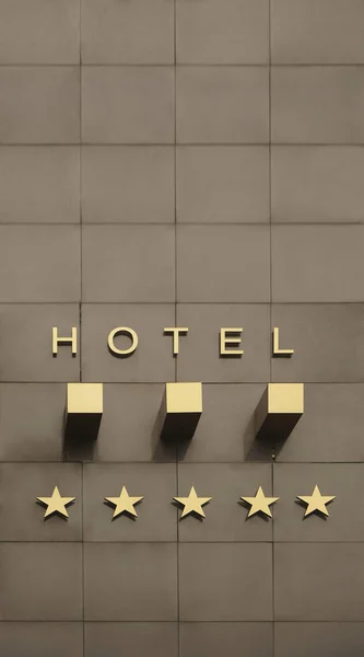 ゴールデンボードや5つ星ホテルの看板 5つ星ホテルの看板 星の宣言があるホテルの看板のある建物の壁 — ストック写真