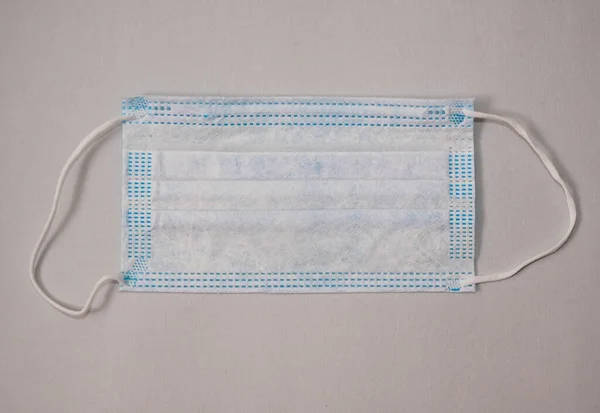 Egy Kék Orvosi Maszk Elszigetelt Fehér Papír Textúra — Stock Fotó